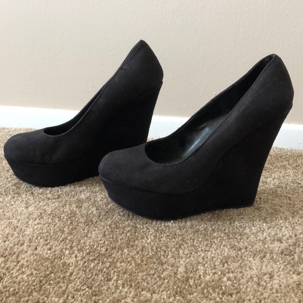 Black wedges